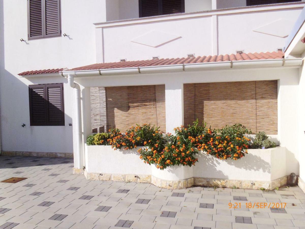 Apartments Lidija Pag Town Exterior photo